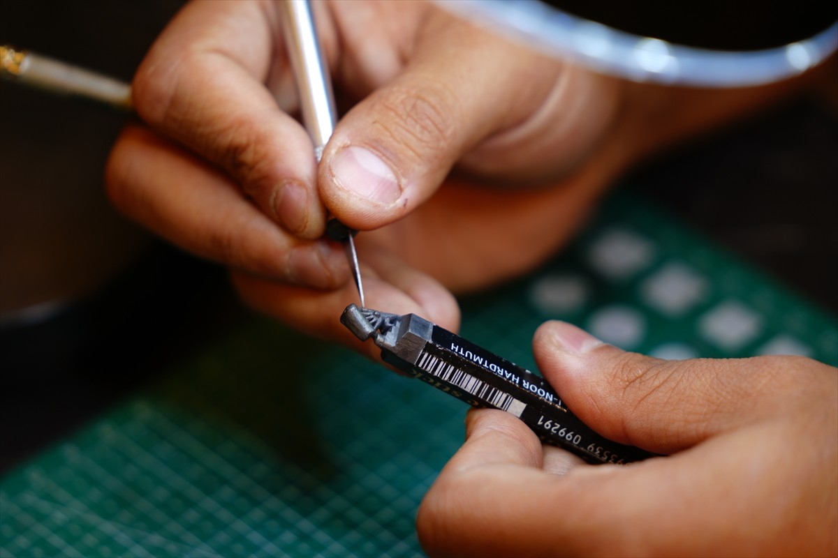 Yeni bir heykelcilik türü olan kalem oyma sanatını başarıyla icra eden Iraklı Murtaza el-Yabani...