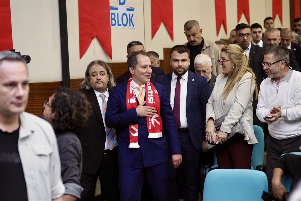 Yeniden Refah Partisi Genel Başkanı Fatih Erbakan (ortada), partisinin İzmir il kongresine...