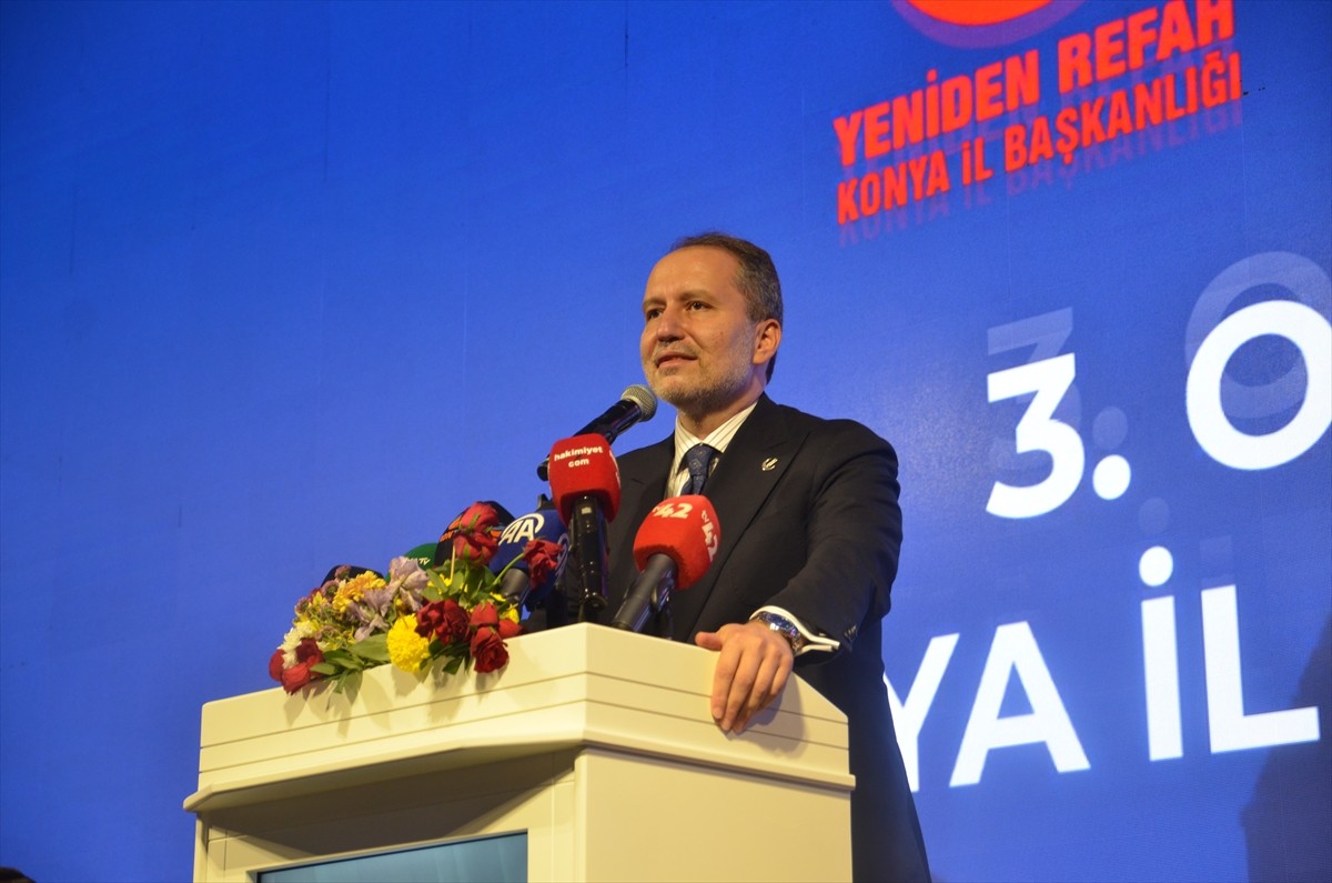 Yeniden Refah Partisi Genel Başkanı Fatih Erbakan, partisinin il teşkilatınca, kent merkezindeki...