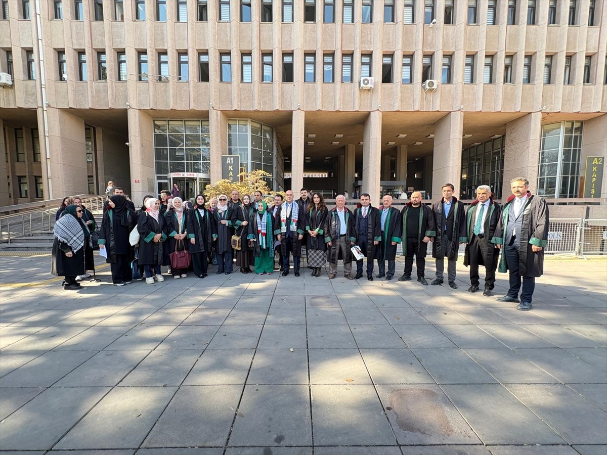 Yeryüzünde Adalet Platformu ve Ankara 2 Nolu Barosunun öncülüğünde Ankara Adliyesi önünde bir...