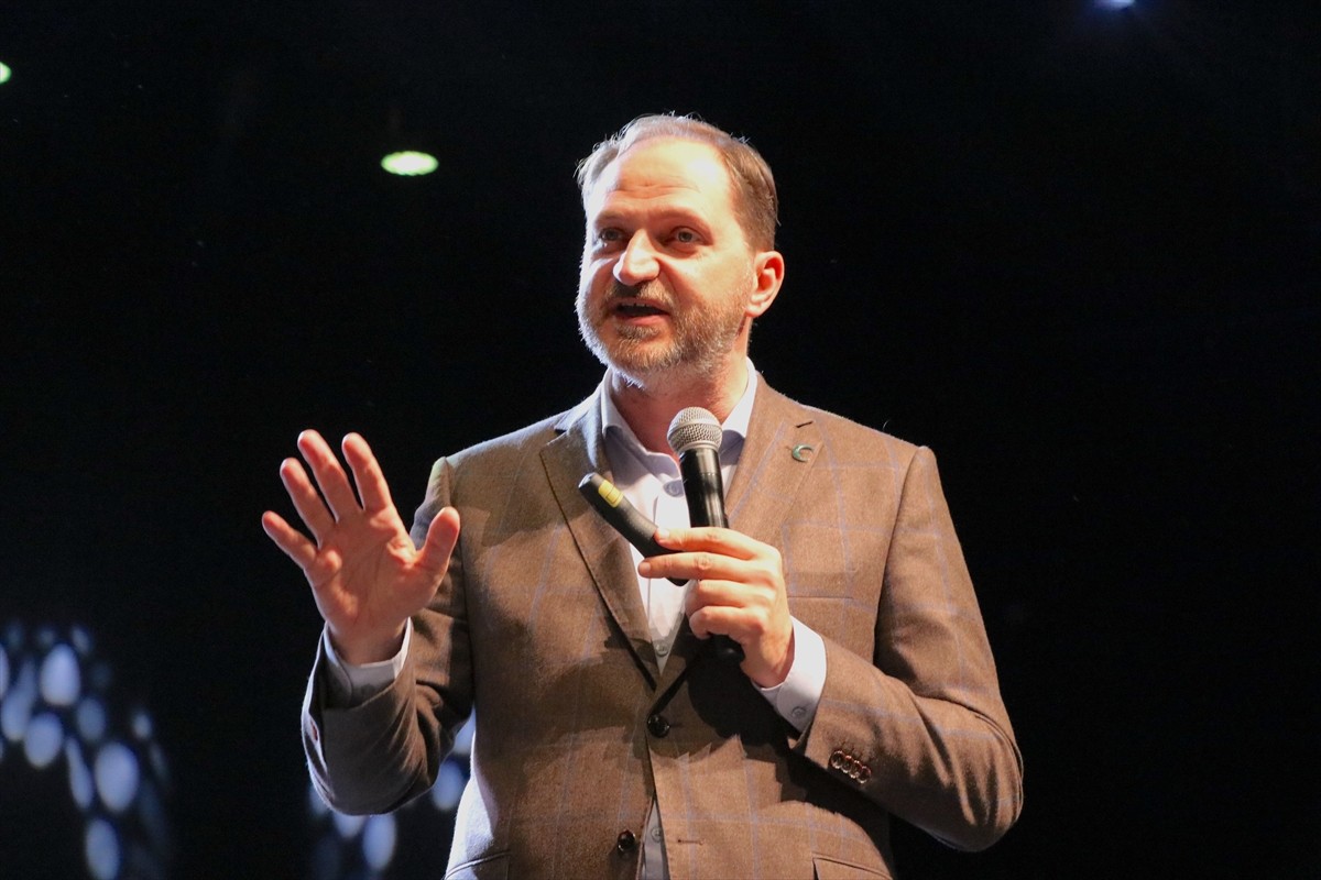 Yeşilay Genel Başkanı Mehmet Dinç, Gaziantep'te "Medeniyet Söyleşileri" programında öğrencilerle...