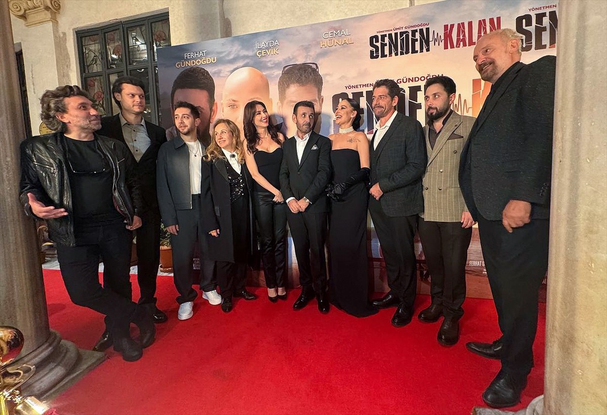 Yönetmenliğini Ümit Gündoğdu'nun yaptığı "Senden Kalan" filmi, gala gösteriminde izleyiciyle...