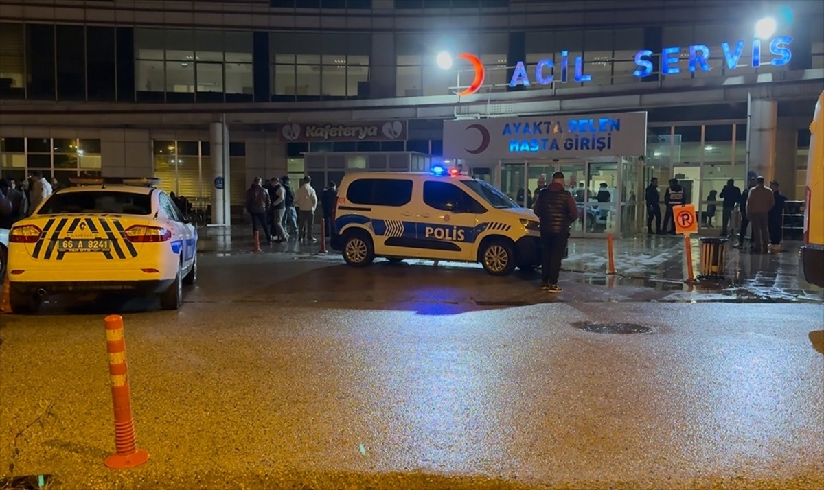 Yozgat'ın Sorgun ilçesinde alacak verecek meselesi nedeniyle çıkan bıçaklı kavgada 2 kişi hayatını...