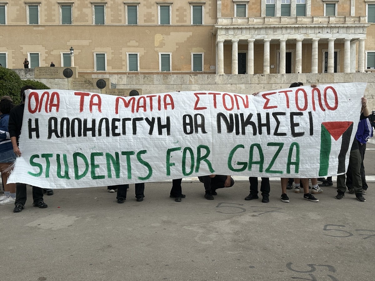 Yunanistan'ın başkenti Atina'da düzenlenen genel grev kapsamında "Students for Gaza" isimli grup...