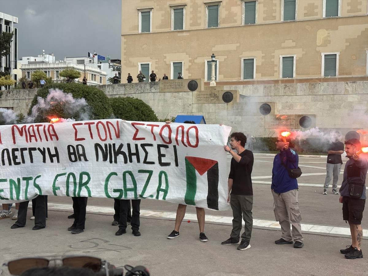 Yunanistan'ın başkenti Atina'da düzenlenen genel grev kapsamında "Students for Gaza" isimli grup...