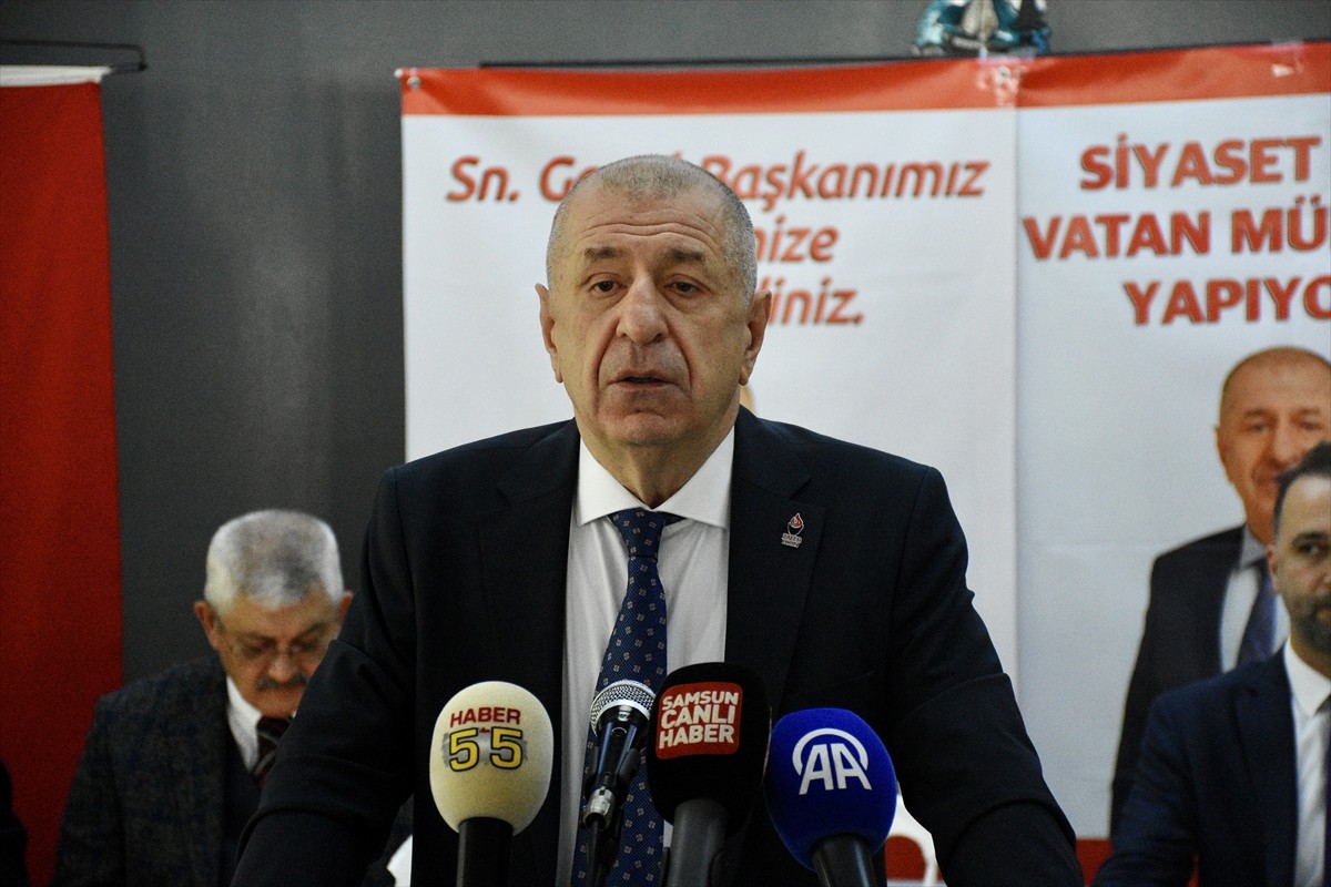 Zafer Partisi Genel Başkanı Ümit Özdağ, Samsun'da basın mensuplarıyla bir araya gelerek açıklamada...