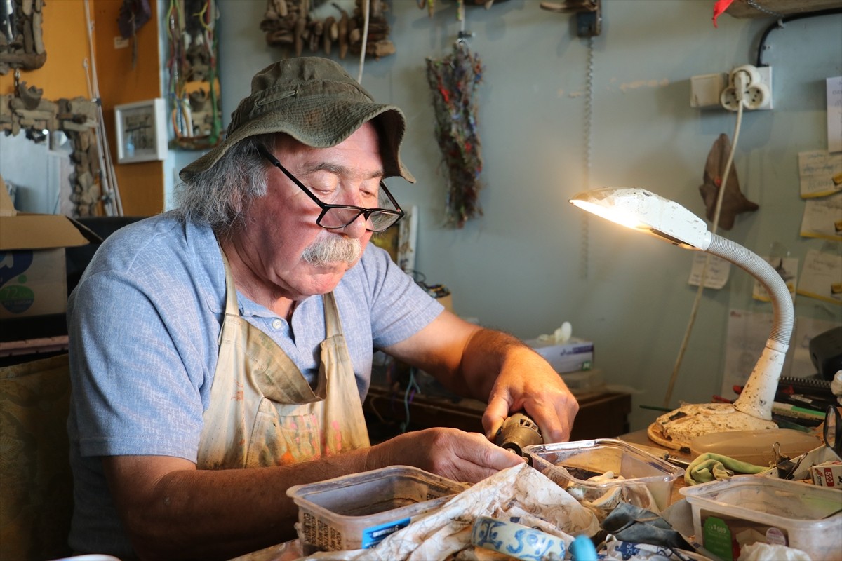 Zonguldak'ın Çaycuma ilçesinde yaşayan 70 yaşındaki emekli ilkokul öğretmeni Mehmet Türkçelik...