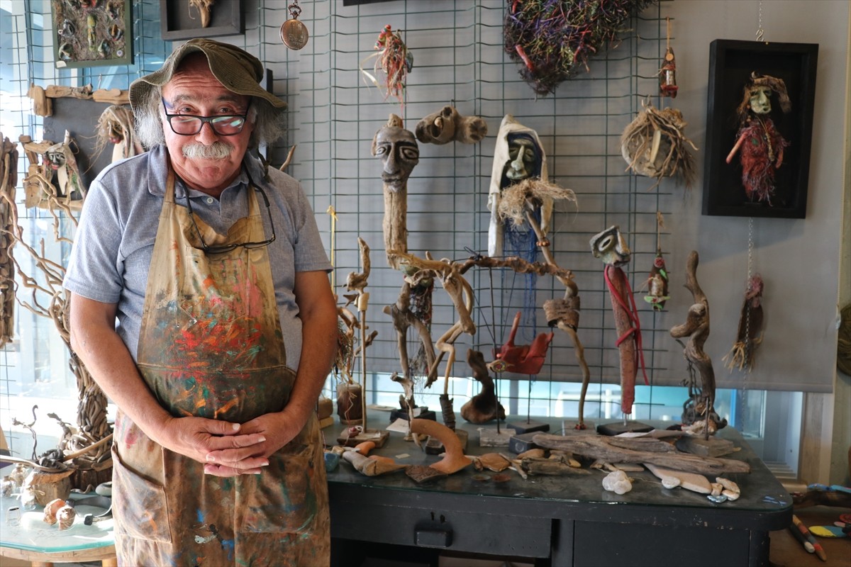 Zonguldak'ın Çaycuma ilçesinde yaşayan 70 yaşındaki emekli ilkokul öğretmeni Mehmet Türkçelik...