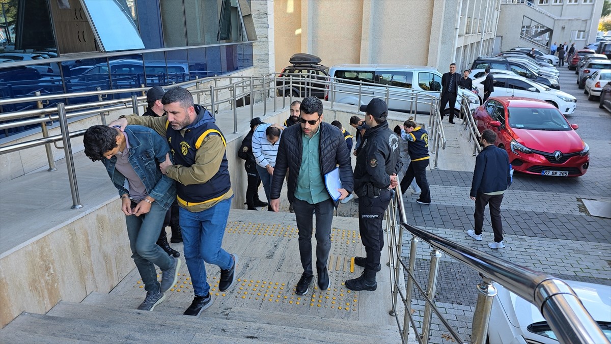 Zonguldak'ta emekli madencinin dolandırılmasına ilişkin gözaltına alınan 6 şüpheliden 5'i...