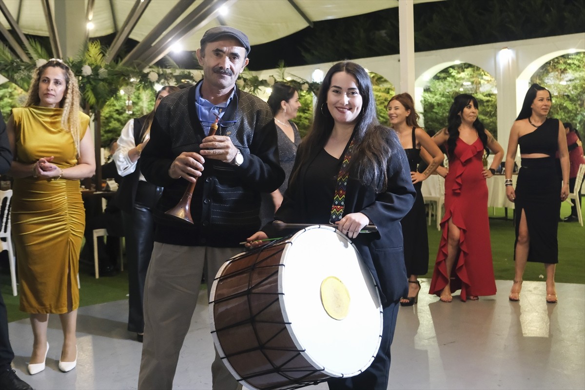 Zurnacı babası ile davulcu dedesinin düğünlerde birlikte çalmasını izleyerek büyüyen 24 yaşındaki...