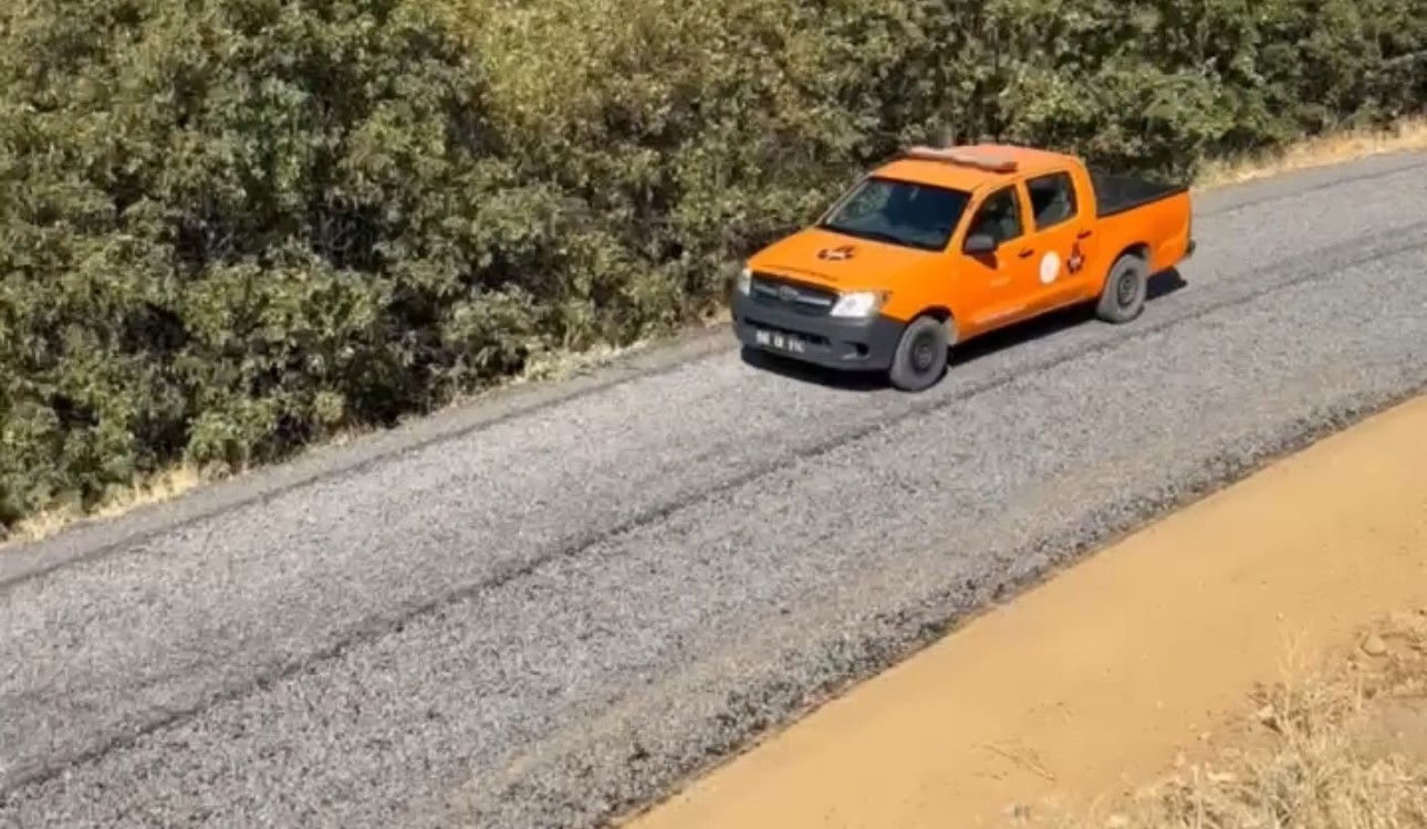 11. KARAYOLLARI BÖLGE MÜDÜRLÜĞÜ EKİPLERİ, ŞEMDİNLİ İLÇESİNE BAĞLI BAĞLAR NEHRİ KÖYÜNDE ZORLU BİR...