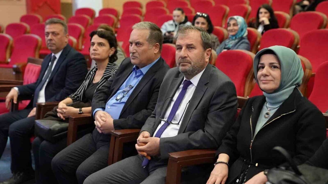 15 TEMMUZ ŞEHİTLER KONFERANS SALONU’NDA YAPILAN PROGRAMA ÜNİVERSİTE YÖNETİCİLERİ, AKADEMİSYENLER...