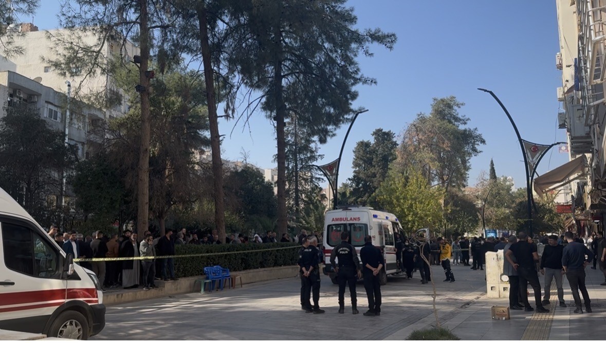 2 ESNAF ARASINDA HENÜZ BELİRLENEMEYEN NEDENLE BAŞLAYAN TARTIŞMA KISA SÜREDE SOPALI, TEKMELİ VE...