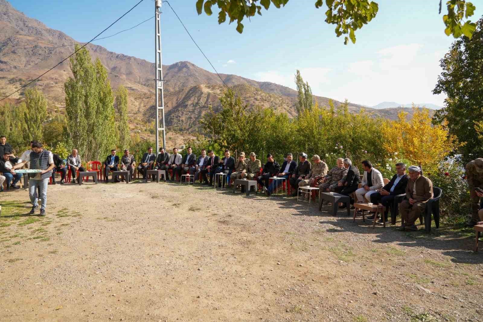 2. ORDU KOMUTANI KORGENERAL ZORLU TOPALOĞLU, HAKKARİ  VALİSİ ALİ ÇELİK İLE BİRLİKTE DERECİK...