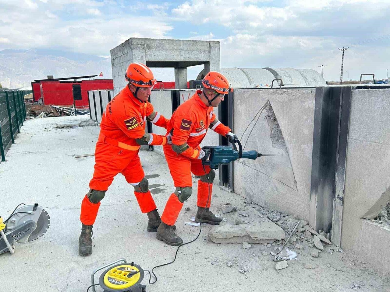 3’ÜNCÜ ORDU KOMUTANLIĞI PERSONELİNE ARAMA VE KURTARMA EĞİTİMİ VERİLDİ