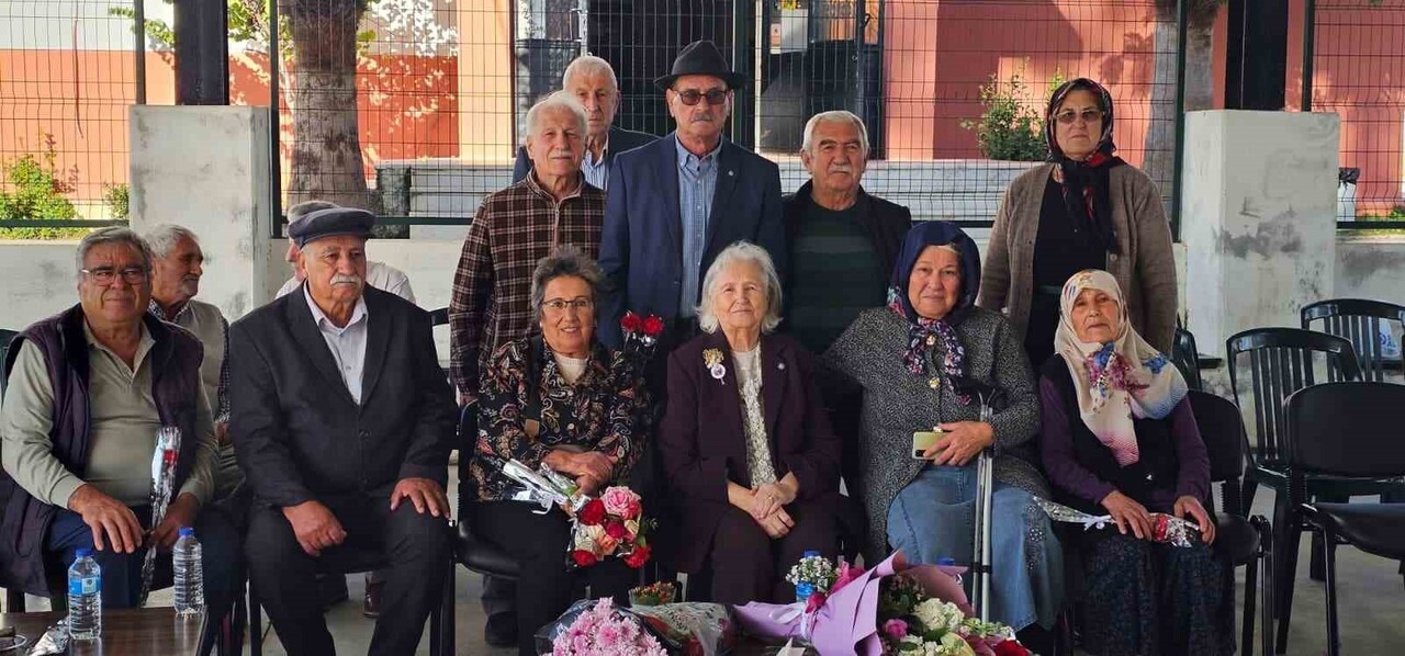 62 YIL SONRA İLK ÖĞRETMENLERİ İLE BULUŞUP GÜNÜNÜ KUTLADILAR