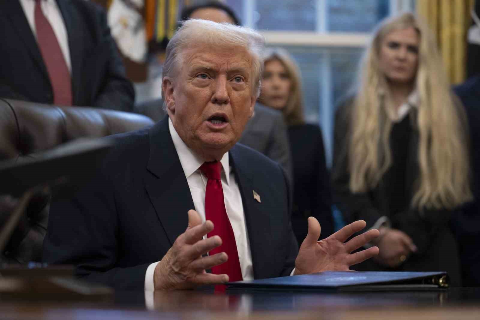 ABD BAŞKANI DONALD TRUMP, BEYAZ SARAY'DA SERGİO GOR’UN HİNDİSTAN BÜYÜKELÇİSİ OLARAK ATANDIĞI YEMİN...