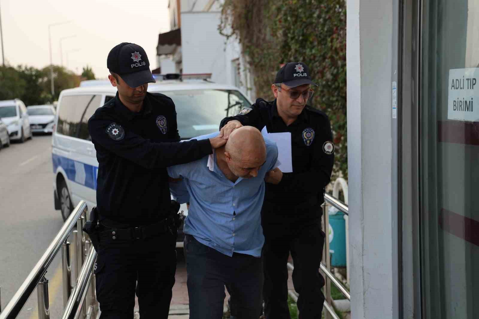 ADANA'DA AKRABASINI AV TÜFEĞİYLE BACAĞINDAN VURUP DARP EDEN SALDIRGAN TUTUKLANDI. ADLİYEYE SEVK...