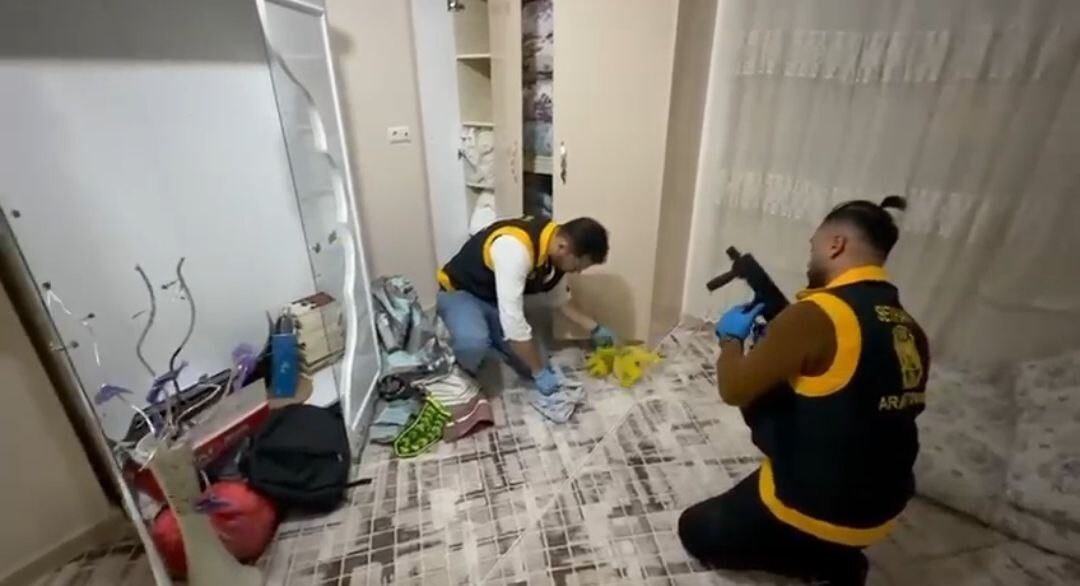 ADANA'DA BİR EVDE YAPILAN ARAMADA 1'İ OTOMATİK 3 RUHSATSIZ TABANCA ELE GEÇİRİLDİ. OLAYLA İLGİLİ...