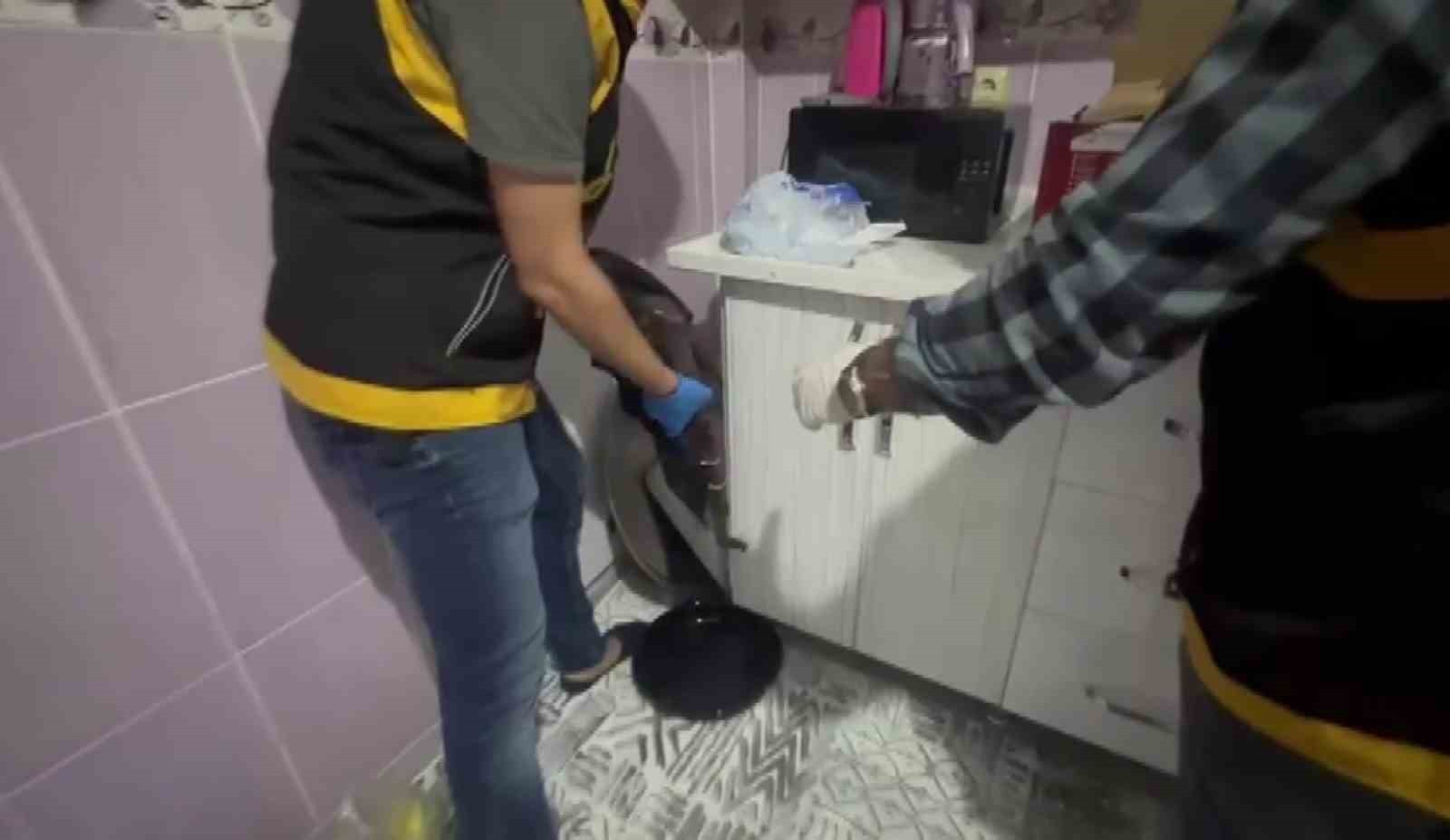 ADANA'DA BİR EVİN MUTFAK DOLABINDA AK-47 VE POMPALI TÜFEK ELE GEÇİRİLDİ. OLAYLA İLGİLİ GÖZALTINA...