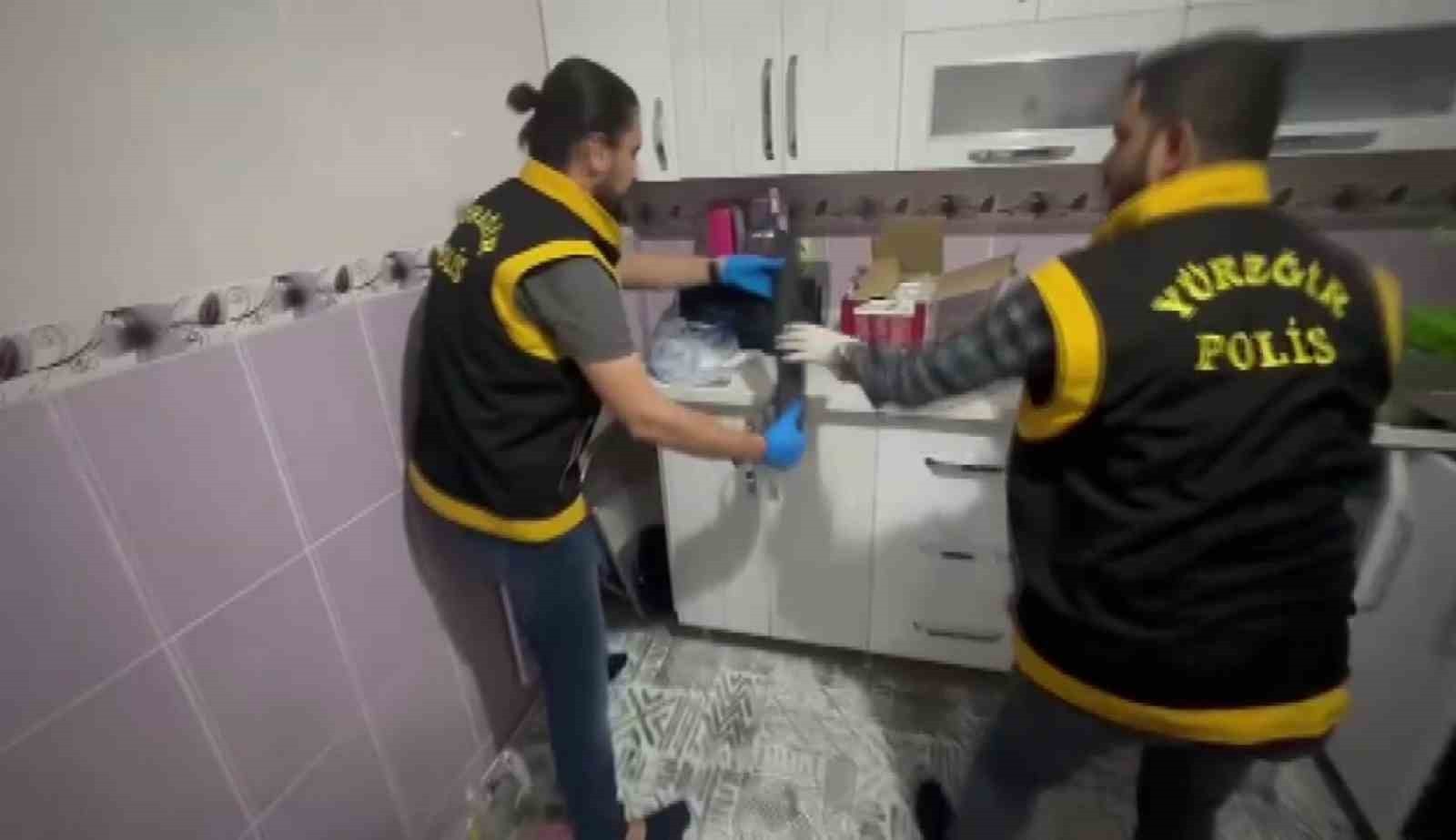 ADANA'DA BİR EVİN MUTFAK DOLABINDA AK-47 VE POMPALI TÜFEK ELE GEÇİRİLDİ. OLAYLA İLGİLİ GÖZALTINA...