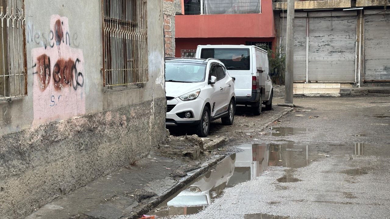 ADANA'DA BİR KİŞİNİN ÇOCUĞU TUTUP ÖNCE KAFASINI ARABAYA VURMASI SONRADA YERE FIRLATMASI ANBEAN...