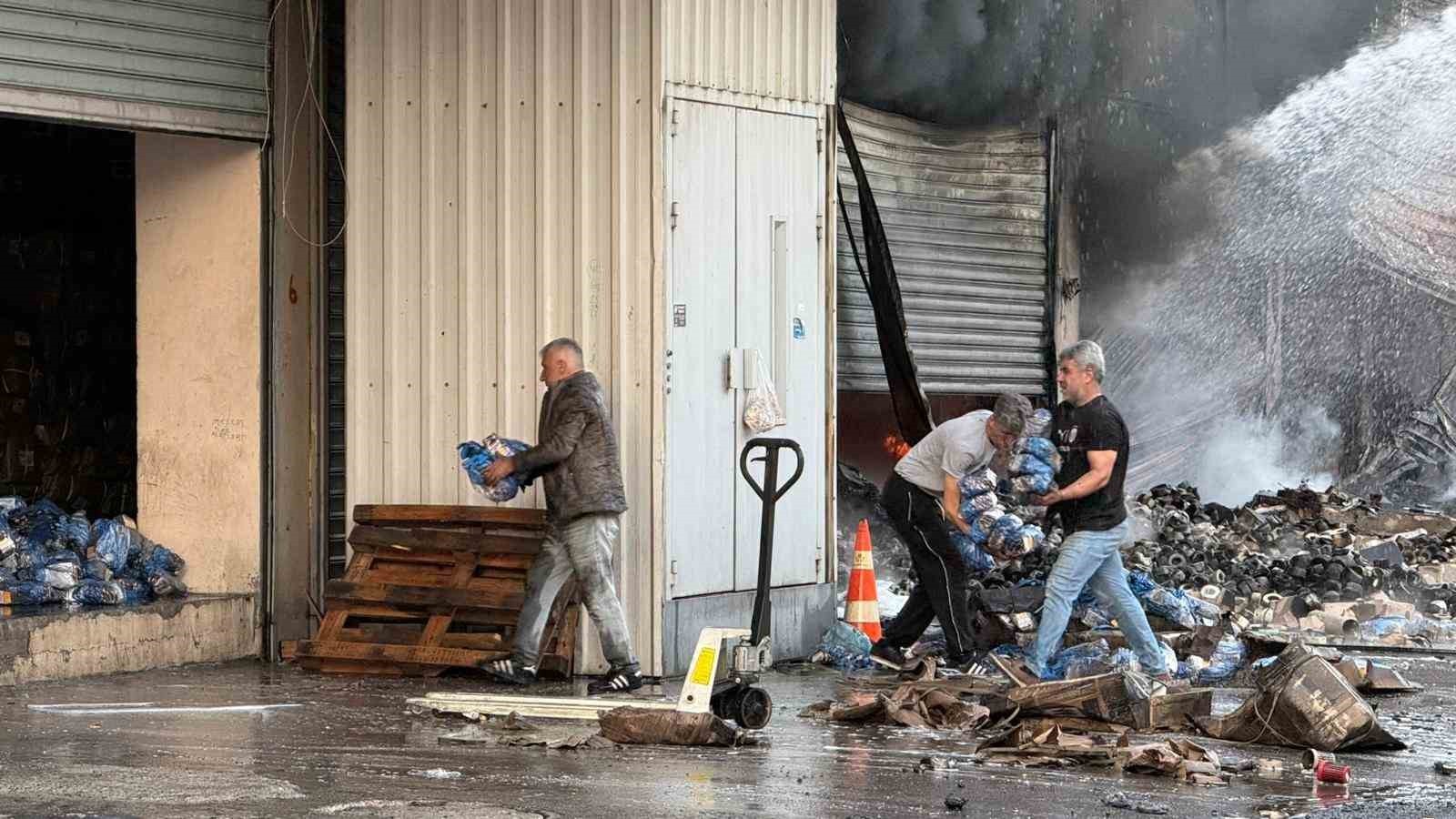 ADANA'DA HIRDAVAT DÜKKANINDA ÇIKAN YANGIN, KONTROL ALTINA ALINDI.