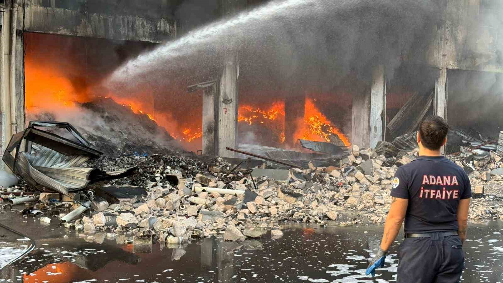 ADANA'DA HIRDAVAT DÜKKANINDA ÇIKAN YANGIN, KONTROL ALTINA ALINDI.