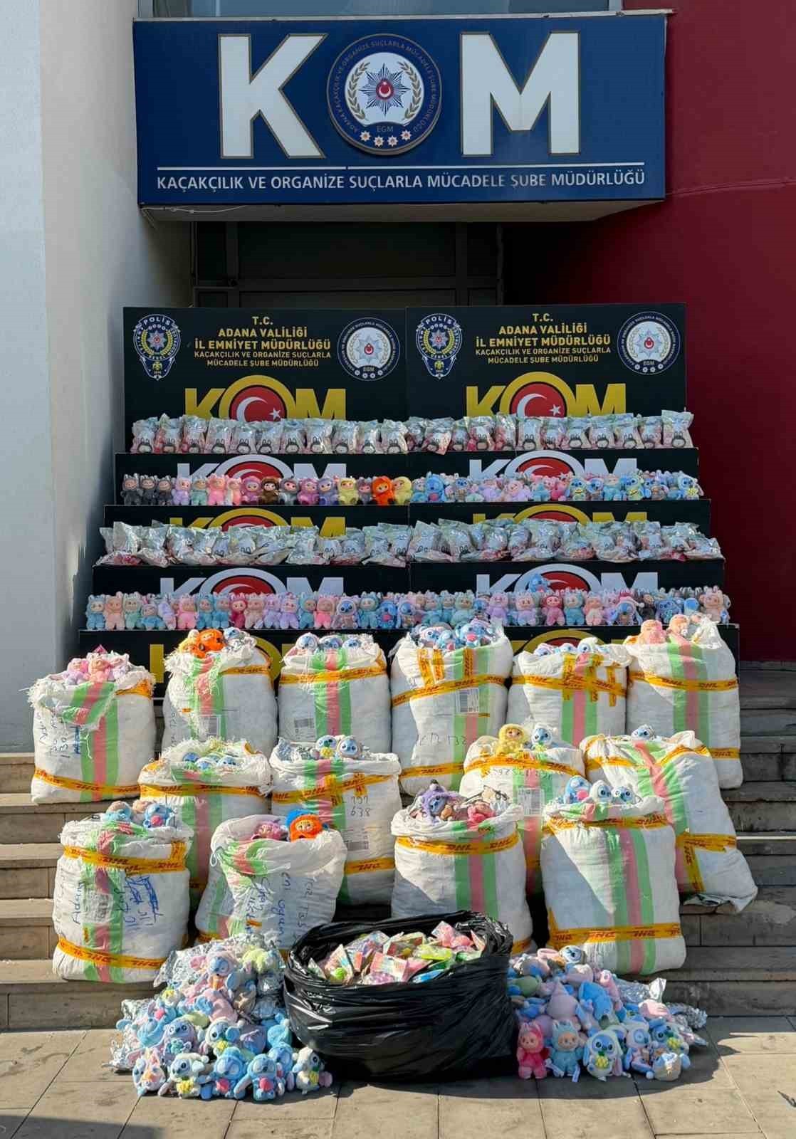 ADANA'DA KOM EKİPLERİNCE PİYASA DEĞERİ 2 MİLYON TL OLAN 2 BİN 605 GÜMRÜK KAÇAĞI 'LABUBU’ PELÜŞ...