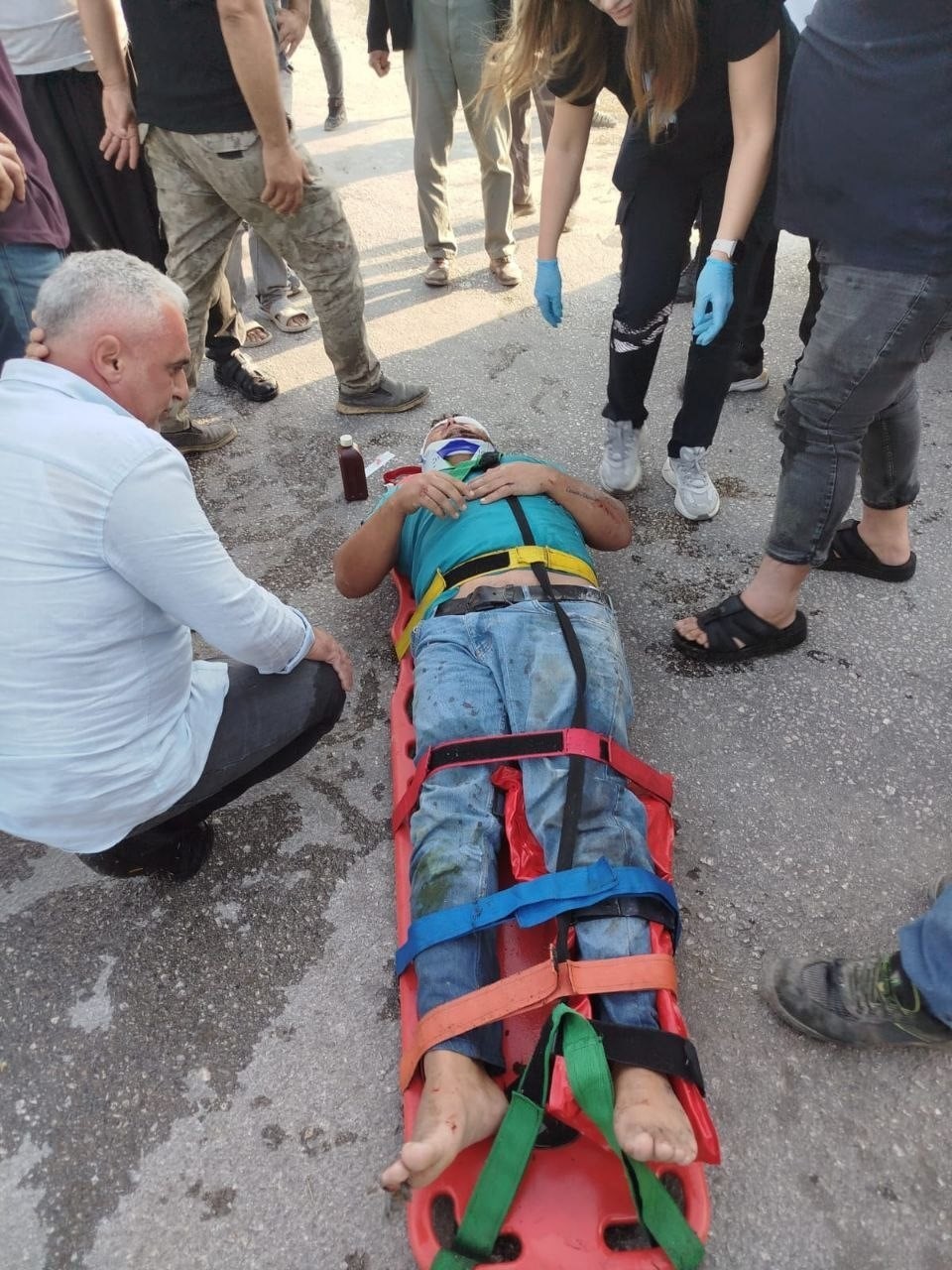 ADANA'DA MOTOSİKLETİN SULAMA KANALINA DÜŞMESİ SONUCU 2 KİŞİ YARALANDI. YARALILAR İTFAİYE EKİPLERİ...