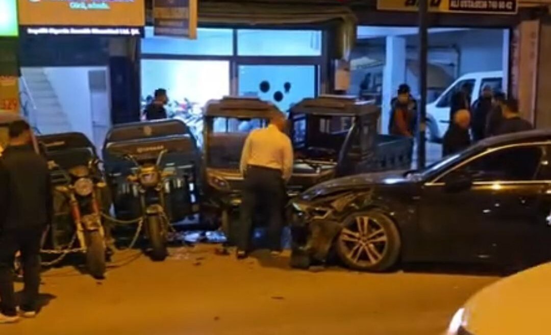 ADANA'DA OTOMOBİL, ÖNCE ÖNÜNDEKİ DOLMUŞA, ARDINDAN KALDIRIMDAKİ 3 TEKERLİ 2 MOTOSİKLETE...