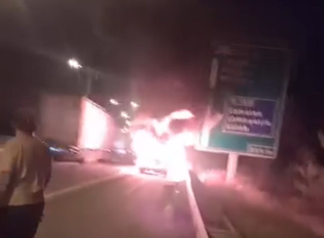 ADANA'DA OTOYOLDA YANAN OTOMOBİL KULLANILAMAZ HALE GELDİ.