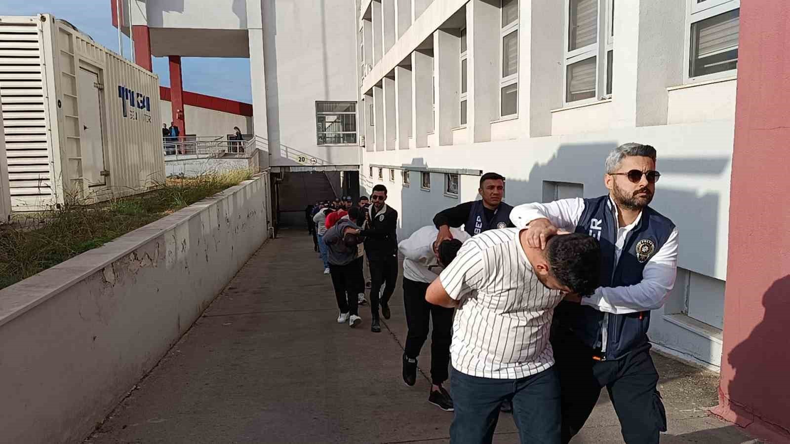 ADANA'DA "SAZAN SARMALI" YÖNTEMİYLE DAİRE SATIŞI ÜZERİNDEN 5 KİŞİYİ MİLYONLARCA LİRA DOLANDIRAN...