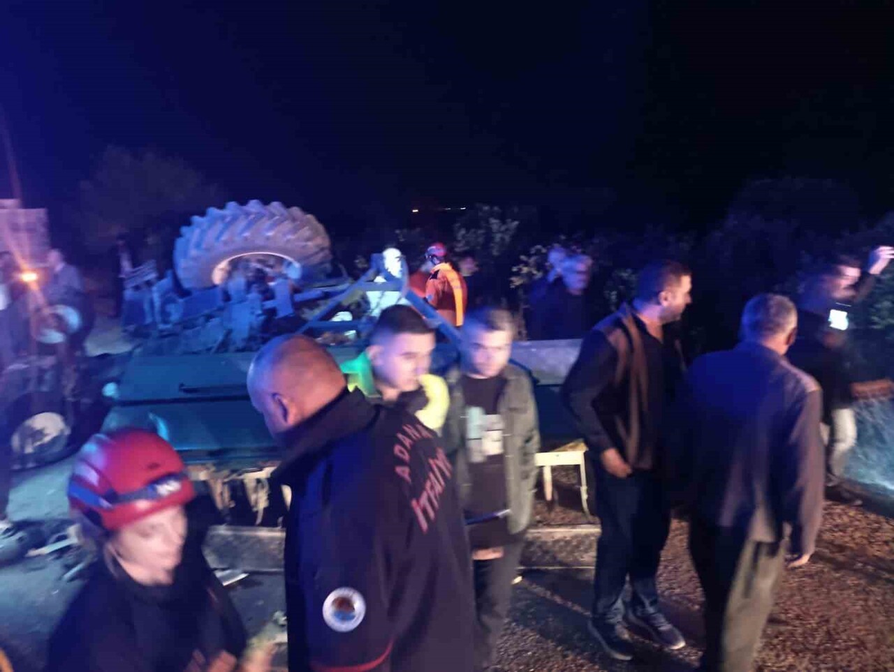 ADANA'NIN KOZAN İLÇESİNDE DÜN GECE MEYDANA GELEN ZİNCİRLEME TRAFİK KAZASINDA YARALANAN 2 KİŞİDEN...