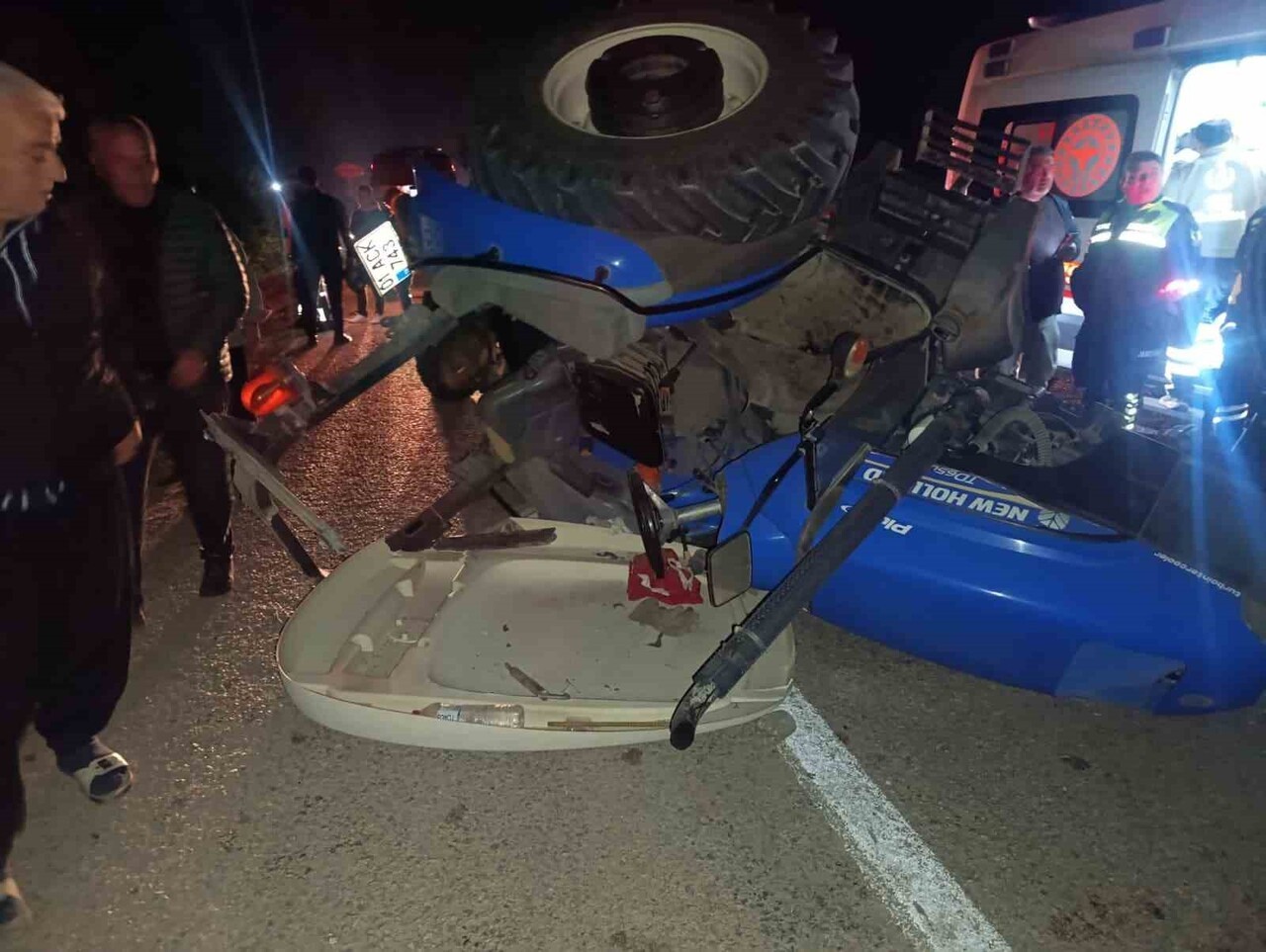 ADANA'NIN KOZAN İLÇESİNDE KAMYON, TRAKTÖR VE BİRİ DE OTOMOBİL OLMAK ÜZERE 3 ARACIN KARIŞTIĞI...