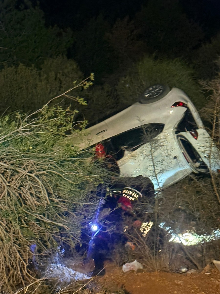 Adana'nın merkez Sarıçam ilçesinde uçuruma yuvarlanan otomobilin sürücüsü yaralandı. Sürücü...