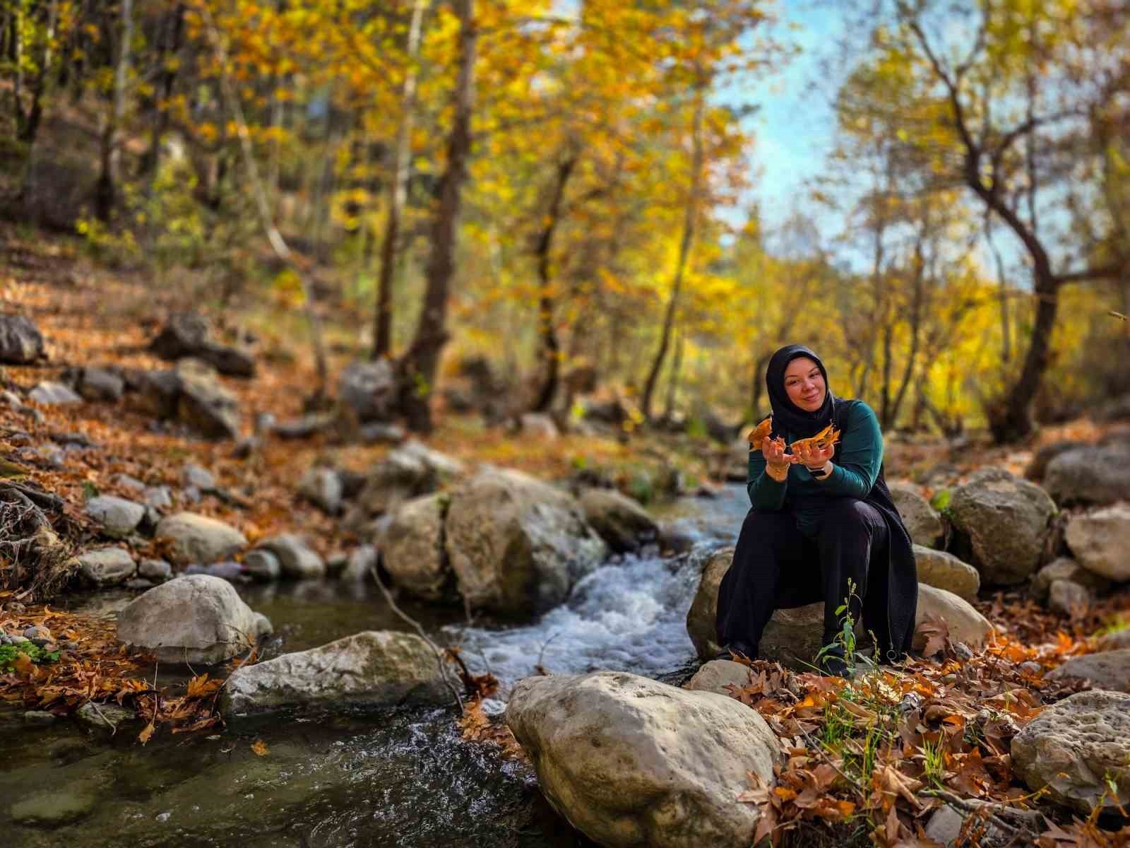 ADANA'NIN POZANTI İLÇESİNDE BULUNAN BELEMEDİK TABİAT PARKI, SONBAHARIN RENKLERİNE BÜRÜNDÜ.