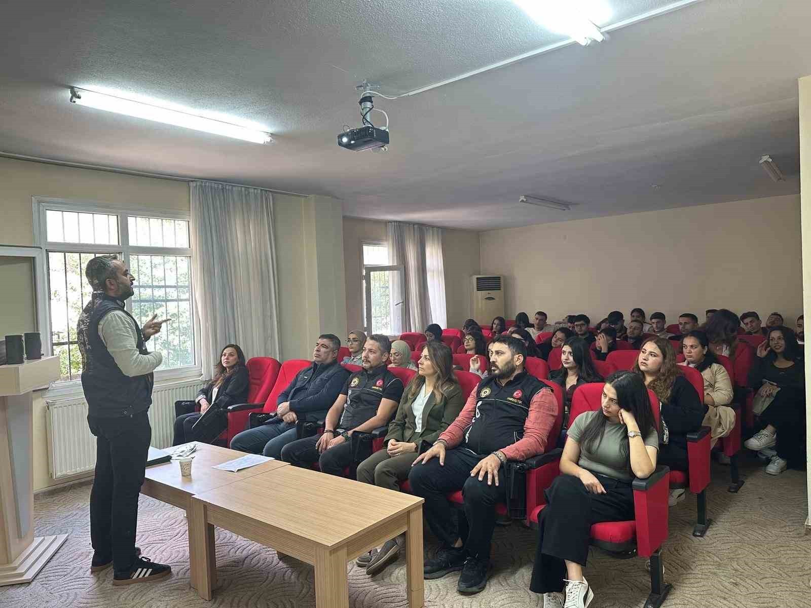 ADANA'NIN POZANTI İLÇESİNDE POLİS OKULU ÖĞRENCİLERİNE YÖNELİK, "NARKOGENÇLİK, BAĞIMLILIKLA...