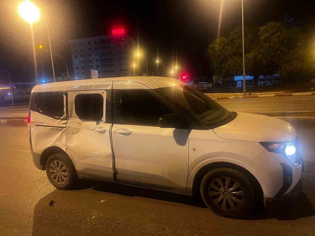 ADANA’DA BULVAR ÜZERİNDE KOŞAN BAŞIBOŞ BİR ATIN HAFİF TİCARİ ARACA ÇARPTIĞI ANLAR GÜVENLİK...