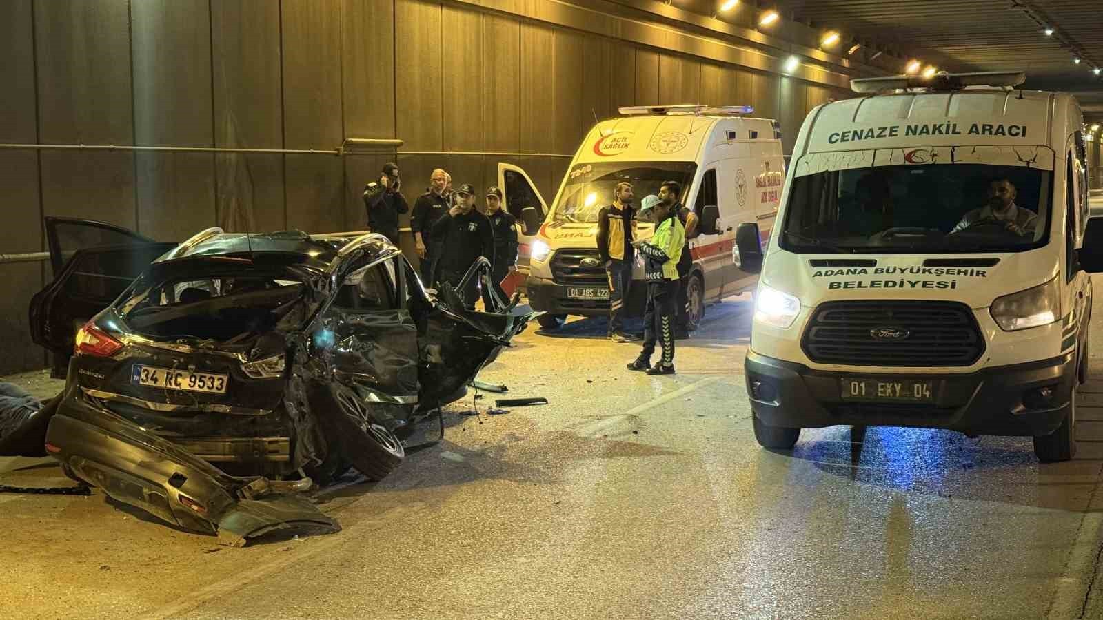 ADANA’DA DİREKSİYON HAKİMİYETİNİ KAYBEDEN CİP KARŞI YÖNDEN GELEN PANELVAN İLE ÇARPIŞTI. KAZADA...