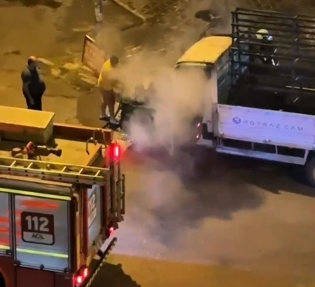 ADANA’DA GECE PARK HALİNDEKİ KAMYONET YANARAK KULLANILAMAZ HALE GELDİ.