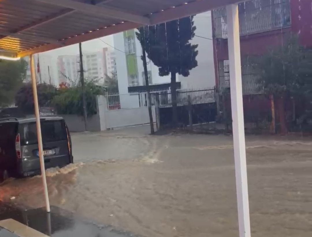 ADANA’DA KISA SÜRELİ YAĞMUR YOLLARI NEHRE ÇEVİRİRKEN, SÜRÜCÜLER ZOR ANLAR YAŞADI.