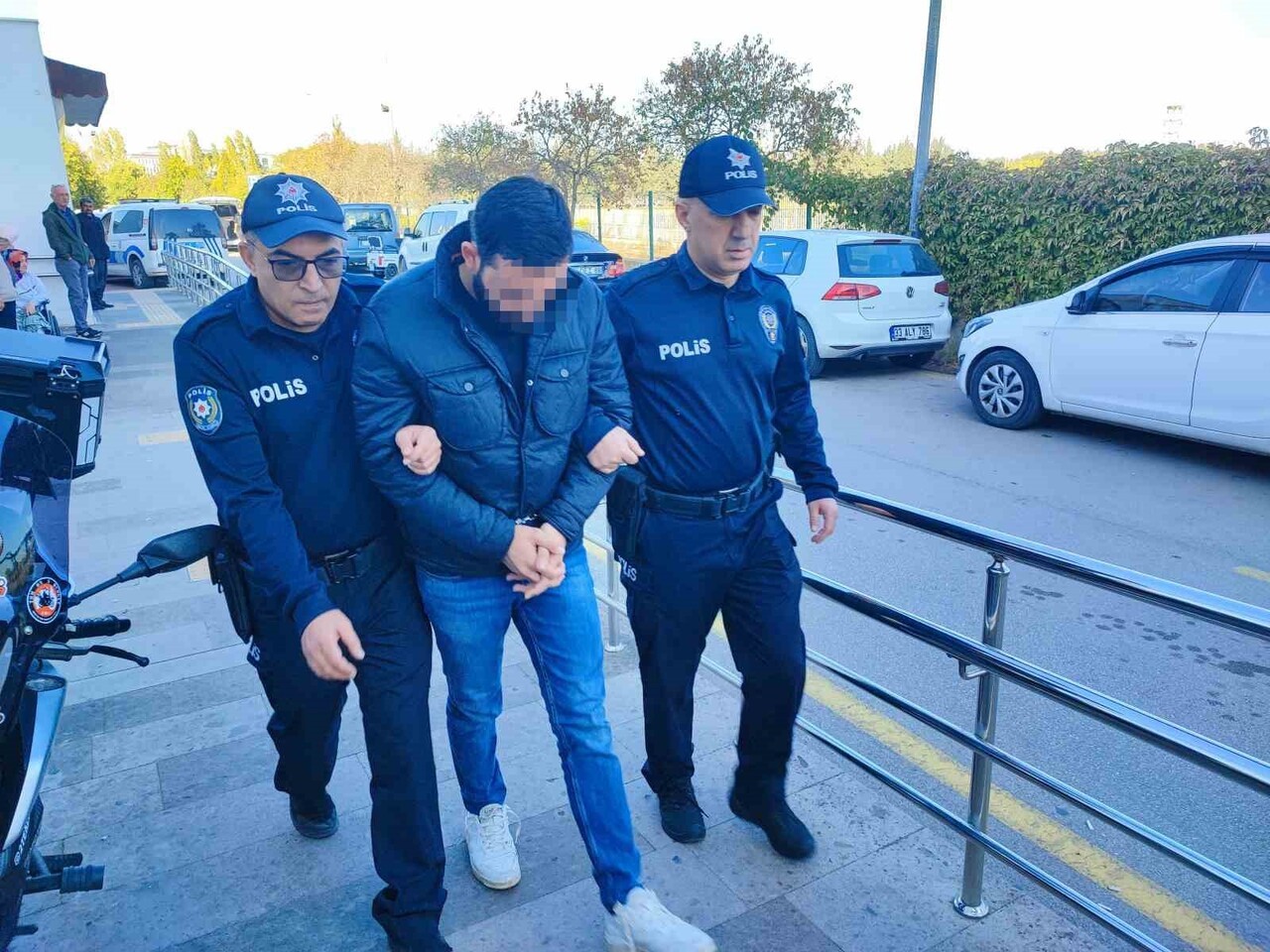 ADANA’DA LÜKS OTOMOBİL İLE 12 YAŞINDAKİ BİSİKLETLİ ÇOCUĞA YAYA GEÇİDİNDE ÇARPIP ÖLDÜREN KİŞİNİN...