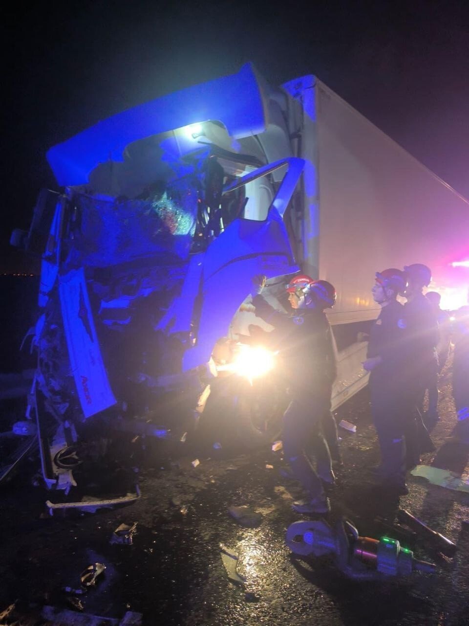 ADANA’DA OTOYOLDA TIRIN EMNİYET ŞERİDİNDE PARK HALİNDEKİ TUR OTOBÜSÜNE ARKADAN ÇARPMASI SONUCU 1’İ...