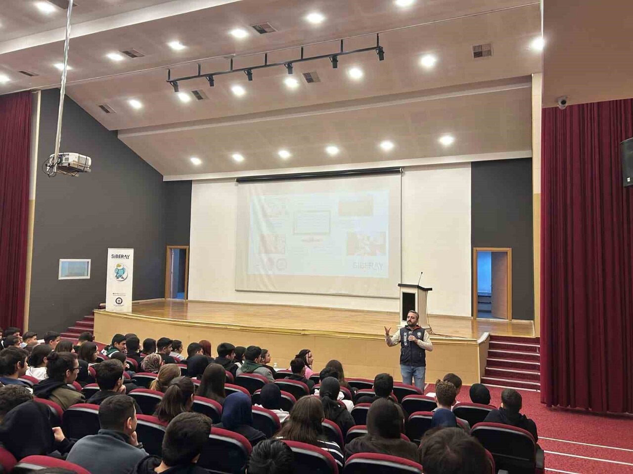 ADANA’DA POLİS EKİPLERİ, EVLİYA ÇELEBİ UYGULAMA OTELİ KONFERANS SALONUNDA LİSE ÖĞRENCİLERİNE...