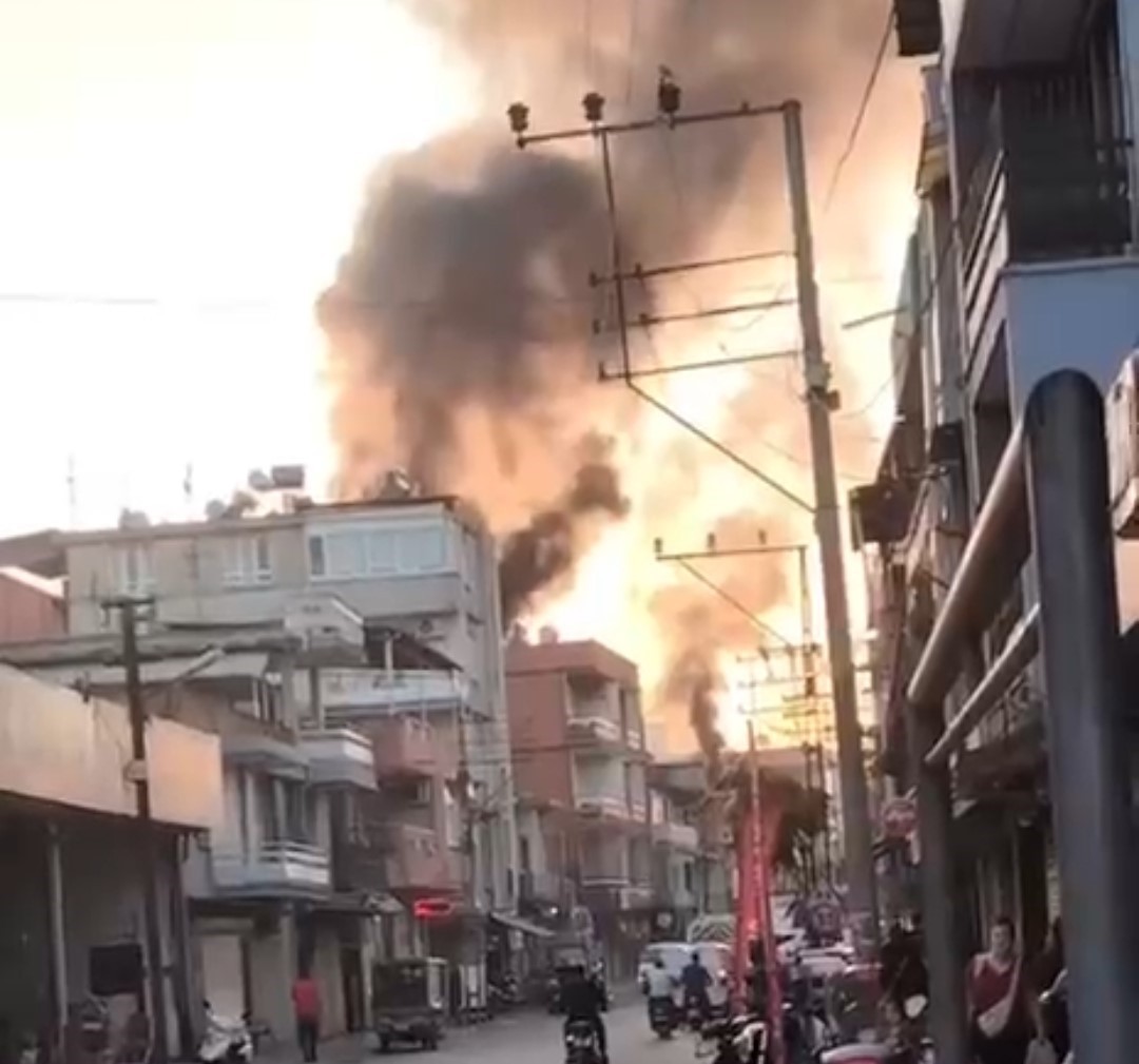 ADANA’DA, TEKSTİL ATÖLYESİNDE ÇIKAN YANGIN KISA SÜREDE SÖNDÜRÜLDÜ.