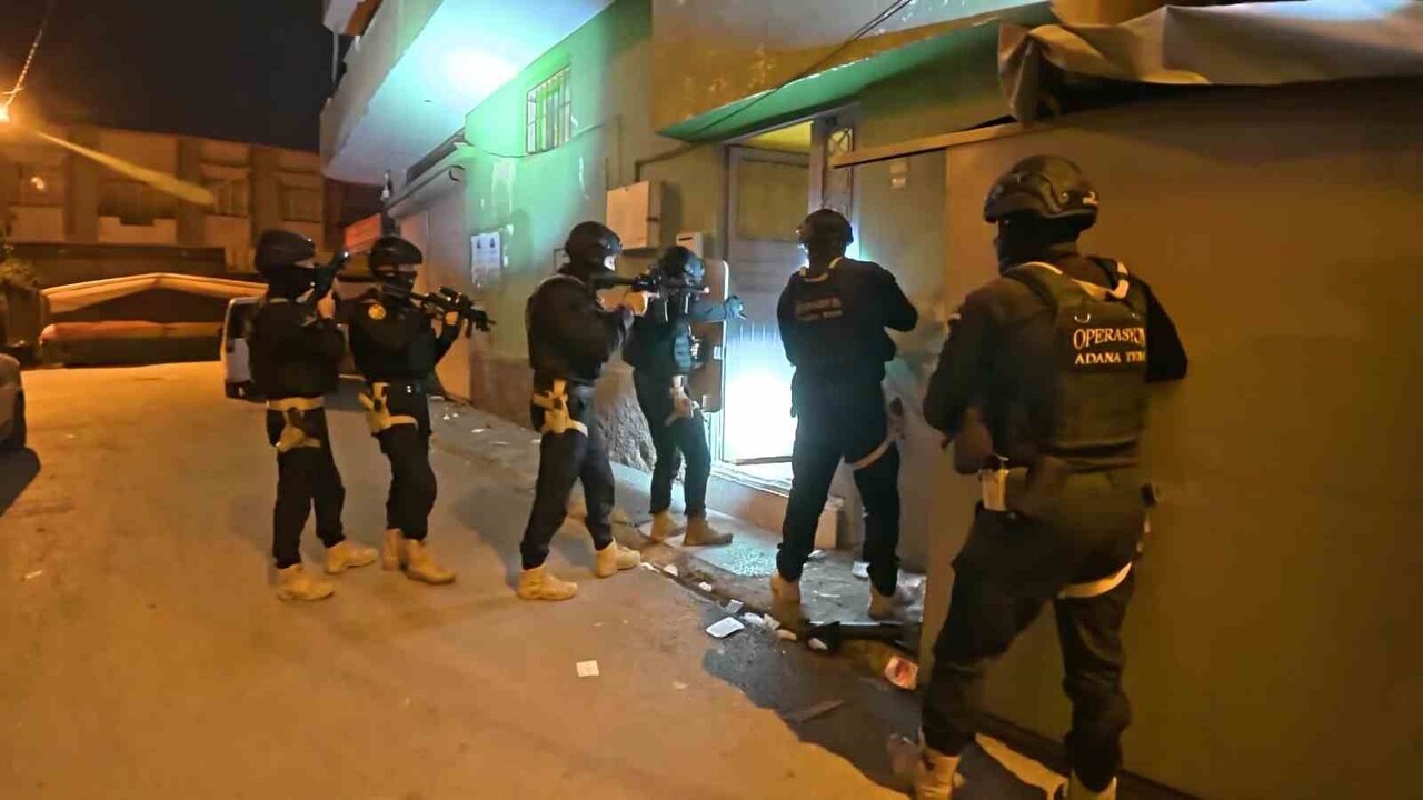 ADANA’DA TERÖR ÖRGÜTÜ DEAŞ’IN ‘UYUYAN’ HÜCRESİNE YÖNELİK ŞAFAK VAKTİ GERÇEKLEŞTİREN OPERASYONDA...