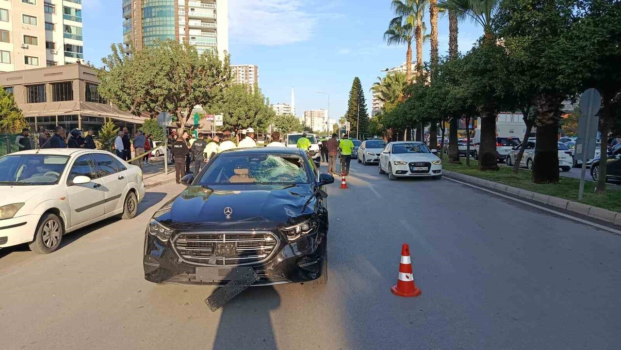 ADANA’DA YAYA GEÇİDİNDEN BİSİKLETİYLE KARŞIYA GEÇMEK İSTEYEN 12 YAŞINDAKİ ÇOCUK, LÜKS OTOMOBİLİN...
