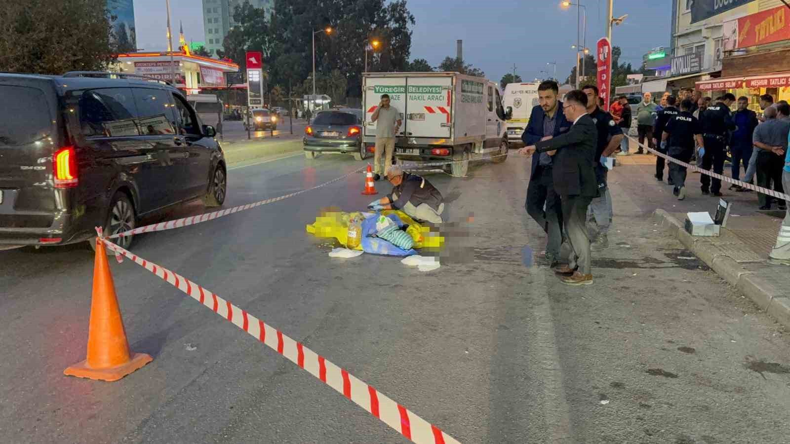 ADANA’DA YOLUN KARŞISINA GEÇMEYE ÇALIŞAN YAŞLI ADAM, KAMYONUN ALTINDA KALARAK HAYATINI...