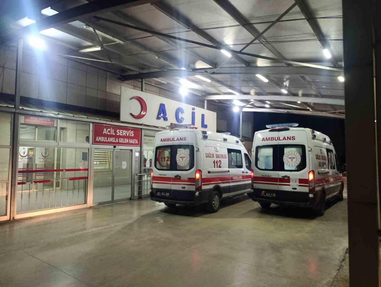 ADANA’NIN KOZAN İLÇESİNDE AKŞAM SAATLERİNDE MEYDANA GELEN TRAFİK KAZASINDA OTOMOBİL KAMYONA...